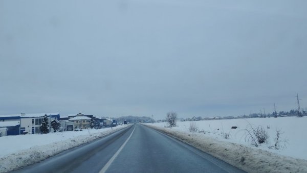 БИТКА СА СНЕГОМ У ЛОЗНИЦИ: Сви са ногама