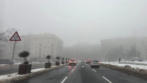 SNEG I LED UGROŽAVAJU VOZAČE I PEŠAKE: Evo kako da ostanete bezbedni