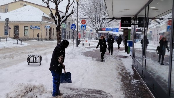 „КОМУНАЛЦИ“ ОПЕТ ЗАТАЈИЛИ: Краљевчани незадовољни чишћењем снега и леда на јавним површинама