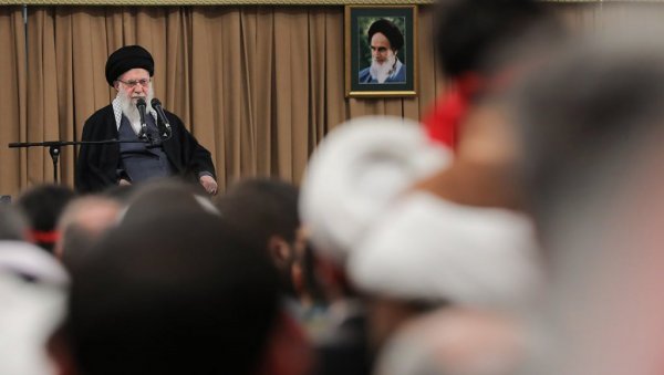 ПОБУЊЕНИЦИ У ИРАНУ СВОЈЕ НАДЕ ПОЛАЖУ У ТРАМПА Хамнеи: Ако је толико способан, нека руководи својом земљом