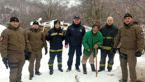 POLICIJA SPASILA DEKU (82): Danima bio bez hrane i terapije, a onda je usledila akcija