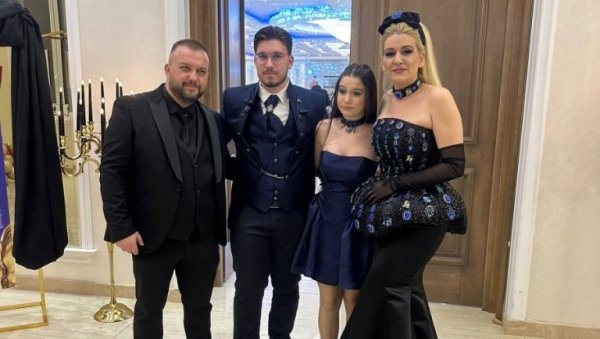 СВУДА СВЕЋЕ И ЗЛАТО: Гала славље пунолетства сина Борка Радивојевића - Хармоникаш распаметио наследника поклонима за 18. рођендан (ФОТО)