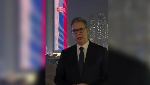 СРПСКА ТРОБОЈКА СЕ ВИЈОРИ У У ЕМИРАТИМА Вучић честитао српску Нову годину: Срце ми је вечерас пуно док гледам најлепшу тробојку на свету