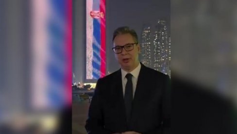СРПСКА ТРОБОЈКА СЕ ВИЈОРИ У У ЕМИРАТИМА Вучић честитао српску Нову годину: Срце ми је вечерас пуно док гледам најлепшу тробојку на свету