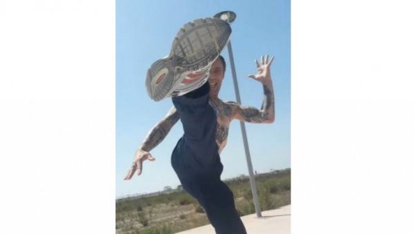 ПУЦАО ЈЕР СУ СРБИ! АЛБАНАЦ НАПРАВИО КРВОПРОЛИЋЕ У ДЕЧАНИМА: Зукај седео са столом са Куртијевим полицајцем, па кренуо у крвави пир