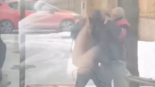 БРУТАЛНА ТУЧА НА СТАНИЦИ У БЕОГРАДУ: Мушкарци се шутирали и ударали песницама (ВИДЕО)