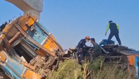 ПАО КРАН НА ВОЗ У ПОКРЕТУ: Најмање 22 особе погинуле, 79 повређено на Тајланду (ВИДЕО)