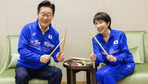 JUŽNOKOREJSKI PREDSEDNIK IZNENADIO TAKAIČI NEOBIČNIM POKLONOM: Poklonio joj bubnjeve, a onda svirali zajedno! (FOTO)