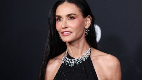 ДЕМИ МУР ОСТАВИЛА СВЕ БЕЗ ДАХА КАДА СЕ ПОЈАВИЛА У ХАЉИНИ СРПСКЕ ДИЗАЈНЕРКЕ: Није ни чудо што њене креације обожавају и Кејт Мидлтон и Мише