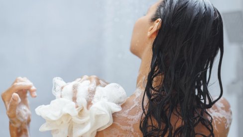 TUŠIRANJE TOPLOM ILI HLADNOM VODOM: Šta savetuju dermtolozi?