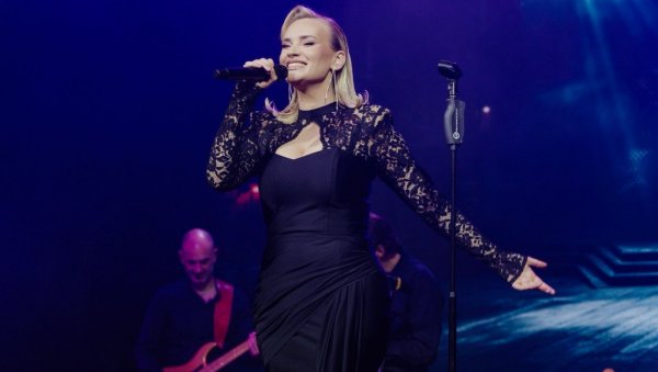 ЗБОГ ПЕСМЕ СВИ У СУЗАМА: Шејла Зонић направила потез који нико није очекивао (ФОТО)