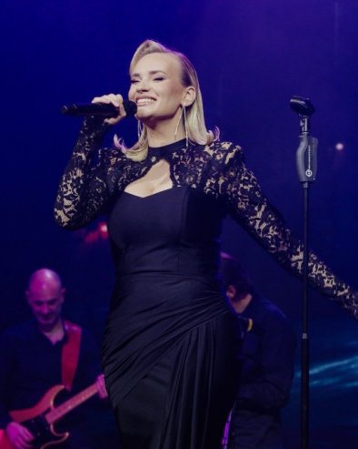 ЗБОГ ПЕСМЕ СВИ У СУЗАМА: Шејла Зонић направила потез који нико није очекивао (ФОТО)