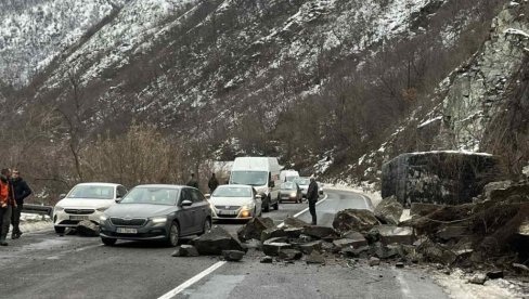 OŠTEĆENA TRI AUTOMOBILA: Odron kamenja na Ibarskoj magistrali kod Magliča