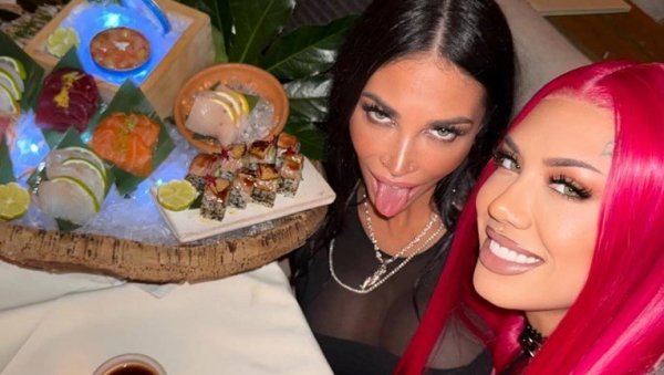 ХАПШЕЊЕ ПРЕНОСИЛЕ УЖИВО: OnlyFans звезде избачене из авиона (ВИДЕО)