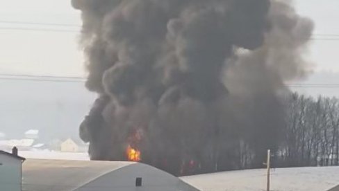 ODJEKNULA DETONACIJA, OGROMAN OBLAK DIMA PREKRIO NEBO: Teška saobraćajna nesreća na autoputu, eksplodirala cisterna?!