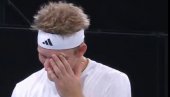 SVI POPADALI OD SMEHA: Jedan od najgorih poteza u istoriji tenisa, ali bukvalno (VIDEO)