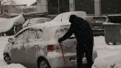 НЕ МЕЊАЈТЕ ЗИМСКЕ ГУМЕ: Две опасности вребају на путу