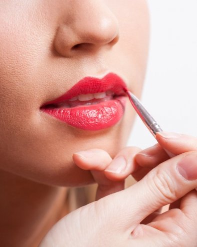 НОВА ТЕХНИКА ШМИНКАЊА ЗА ЕФЕКАТ ПУНИЈИХ УСАНА: Шта су замагљене усне - хит 2026. године (ФОТО)