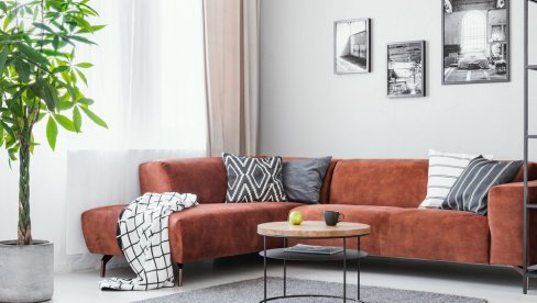 ЧИМЕ СЕ ДИЗАЈНЕРИ ВОДЕ КАДА УРЕЂУЈУ ДНЕВНУ СОБУ? Уз 6 правила ћете максимално да искористите простор