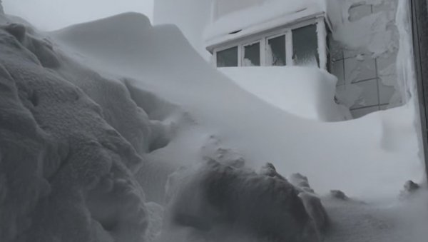 ПОТПУНА АПОКАЛИПСА: Снег у овом делу Русије нападао до четвртог спрата зграде - Све завејано (ВИДЕО)