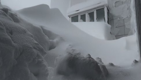 ПОТПУНА АПОКАЛИПСА: Снег у овом делу Русије нападао до четвртог спрата зграде - Све завејано (ВИДЕО)