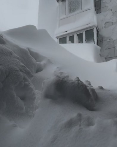 ПОТПУНА АПОКАЛИПСА: Снег у овом делу Русије нападао до четвртог спрата зграде - Све завејано (ВИДЕО)