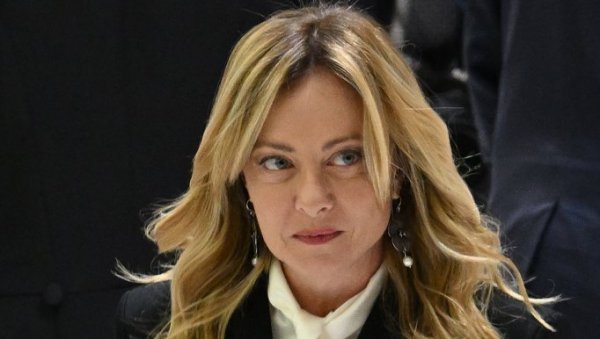 МЕЛОНИ ВАДИЛА КЕСТЕЊЕ ИЗ ВАТРЕ: Италијански министар се ругао европским војницима на Гренланду