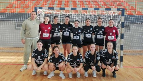 ПОНОС ТРИ СЕЛА : Рукометашице и клупско руководство Јадрана не дају да се рукомет у општини Мали Иђош  угаси