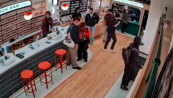 ТИНЕЈЏЕРИ ОПЉАЧКАЛИ ПОКЕМОН РАДЊУ: Украли картице вредне више од 100.000 долара (ВИДЕО)