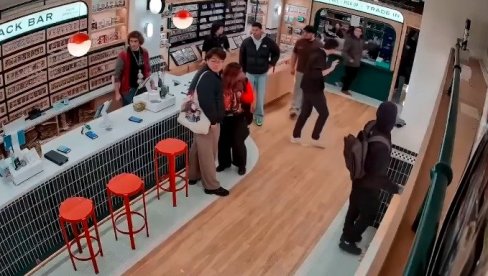 TINEJDŽERI OPLJAČKALI POKEMON RADNJU: Ukrali kartice vredne više od 100.000 dolara (VIDEO)