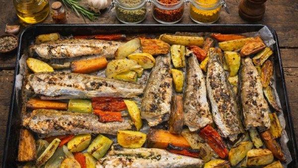 ОСЛИЋ НА ПОВРЋУ ИЗ РЕРНЕ: Ручак из једног плеха