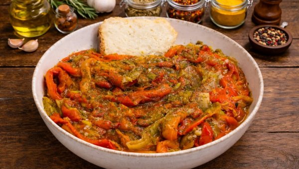 ПАПРИКА СА ПРАЗИЛУКОМ И БЕЛИМ ЛУКОМ: Мирисно јело уз домаћи хлеб