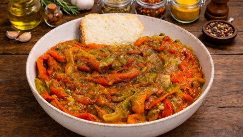 ПАПРИКА СА ПРАЗИЛУКОМ И БЕЛИМ ЛУКОМ: Мирисно јело уз домаћи хлеб