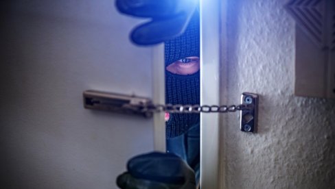 ВЕЗАЛИ МУ РУКЕ И НОГЕ, ТУКЛИ ГА И СТАВЉАЛИ МУ КЕСУ НА ГЛАВУ: Маскирани разбојници отели новац од власника ауто-сервиса у Београду