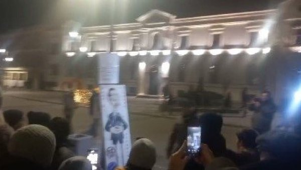 СКАНДАЛОЗНИ ПЕРФОРМАНС БЛОКАДЕРА У ЧАЧКУ: Гађају јајима картонски транспарент, на ком је нацртан председник Вучић (ВИДЕО)
