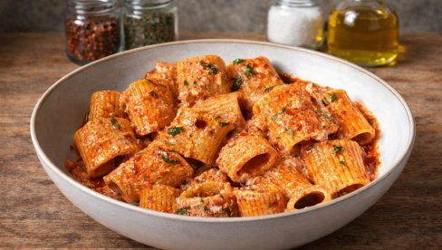 KREMASTA PASTA SA KOBASICOM I MASKARPONEOM: Brz, pikantan italijanski ručak koji osvaja na prvi zalogaj