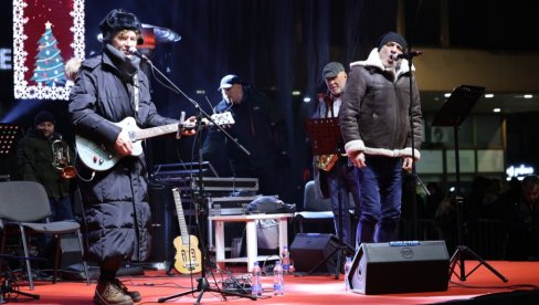PREKINUT KONCERT BIJELOG DUGMETA: Muzičar se srušio na pod tokom nastupa, hitna pomoć reagovala