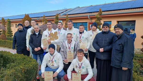 ПЛИВАЊЕ ЗА ЧАСНИ КРСТ У СОКОБАЊИ: Матурант Лука Илић први допливао до крста