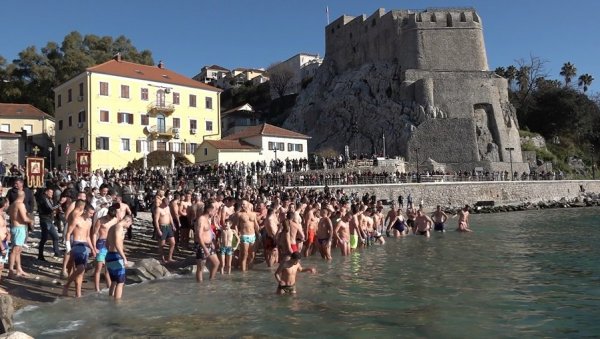 БОГОЈАВЉЕНСКИ ДАН У ХЕРЦЕГ НОВОМ: Крсто и Никола до крста допливали заједно