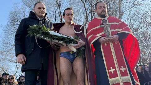 OGNJEN UZELAC PRVI DO ČASNOG KRSTA: Zrenjaninac ogrnut svečanim viteškim plaštom (FOTO/VIDEO)