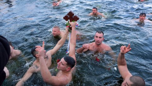 NA BAZENIMA JUGOVO U SMEDEREVU DVADESET PLIVAČA NA BOJOVLJENJE: Luka Pupovac  (20) osvojio časni krst