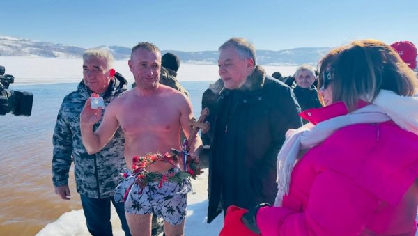 ПЛИВАЊЕ ЗА ЧАСНИ КРСТ У ЛЕДЕНОЈ ВЛАСИНИ: Промена традиције у Врању