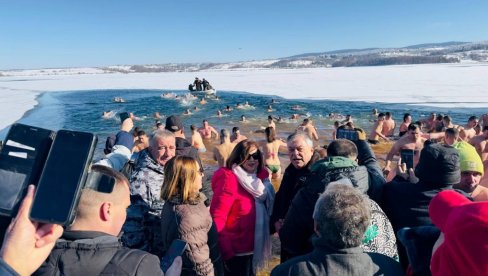 PLIVALO SE ZA ČASNI KRST U PČINJSKOM OKRUGU: Najhladnije na Vlasini i u Bosilegradu
