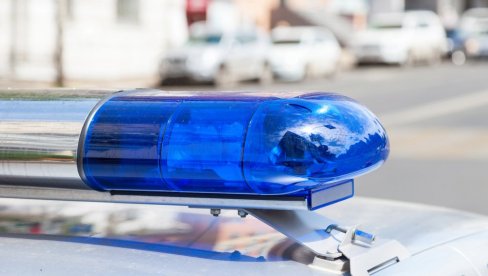 DEVOJKA ČUDOM PREŽIVELA - TEŠKA SAOBRAĆAJNA NESREĆA KOD BUBANJ POTOKA: Prolaznici izvukli povređenu iz smrskanog automobila