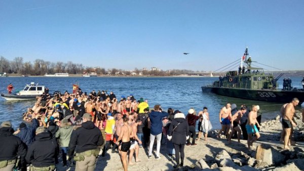 ВЕРА МНОГО ЈАЧА ОД ХЛАДНЕ ВОДЕ: На Дунаву у Сремској Каменици такмичило се стотину пливача