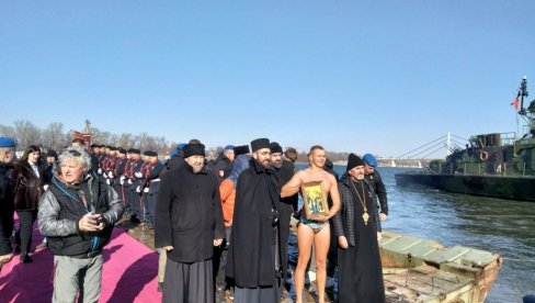 У СРЕМСКОЈ КАМЕНИЦИ СТОТИНУ УЧЕСНИКА ПЛИВАЊА ЗА ЧАСНИ КРСТ:  У хладној дунавској води пливале и четири даме