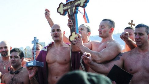 ŽANDARM NIKOLA TRAJKOVIĆ PRVI DOTAKAO ČASNI KRST: Održano plivanje za Časni krst na Adi Ciganliji (FOTO)
