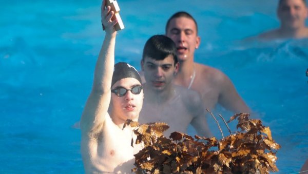 ПЛИВАЊЕ ЗА ЧАСНИ КРСТ У МИОНИЦИ:  На три локације 88 пливача