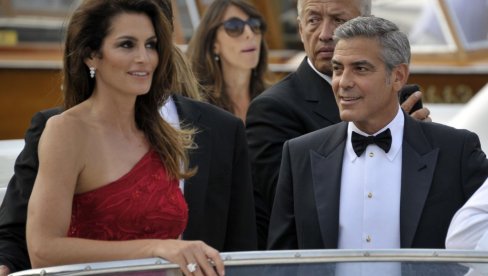 ЏОРЏ КЛУНИ ЈЕ ИМАО 40, А САРА САМО 19 ГОДИНА КАДА ИМ ЈЕ СИНДИ КРАФОРД УГОВОРИЛА САСТАНАК: Било је баш...непријатно искуство