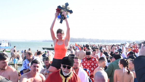 БОГОЈАВЉЕНСКО ПЛИВАЊЕ ОКУПИЛО СТОТИНЕ УЧЕСНИКА: Маша Петковић најбржа у Земуну (ФОТО)